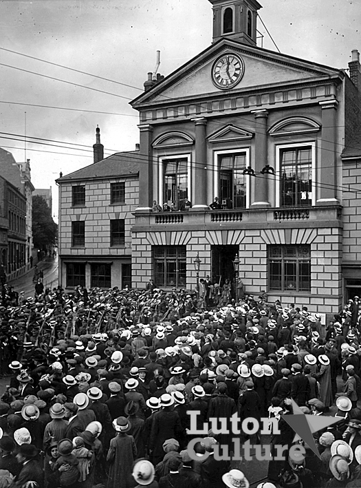 Bedfords off to war 1914